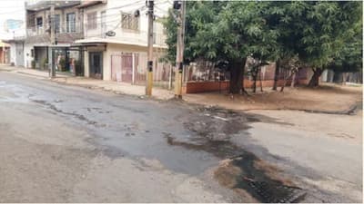 Vecinos de Fernando de la Mora denuncian fuga cloacal y baches