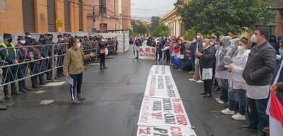 Médicos y docentes levantan protestas