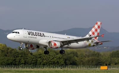 Hombre muere tras ser succionado por motor de avión en Bérgamo
