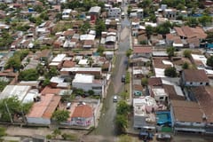 Crecida del río amenaza a 3.000 familias del Bañado Sur