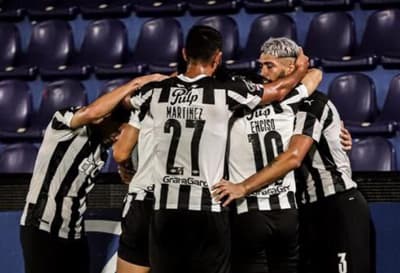 Libertad gana con gol de taco de Riveros 