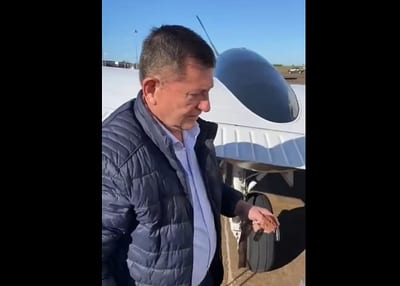 Pettengill presume avioneta tras recomendar puchero barato al pueblo