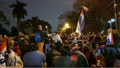 Políticos abandonan marcha camino a Mburuvicha Róga