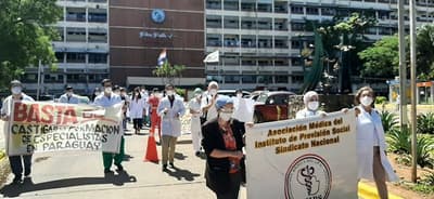 Médicos del IPS se manifiestan y no descartan ir a huelga