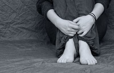 Madre revela que terminó querellada tras denunciar bullying a su hija
