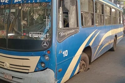 Bus cae en un cráter durante desvío en el microcentro
