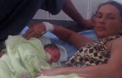 Madre da a luz a una niña en una canoa y bajo la lluvia