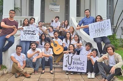 Aerolínea es denunciada por dañar guitarra de músico   