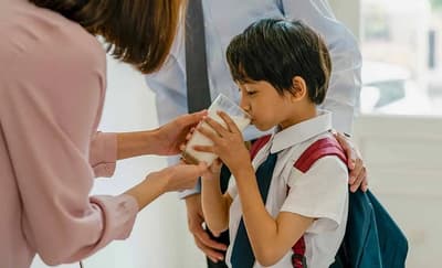 Denuncian a directora por obligar a consumir leche a niño intolerante