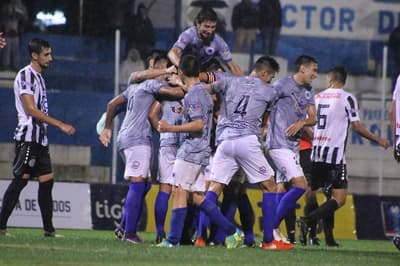 12 de Itauguá golea a su homónimo