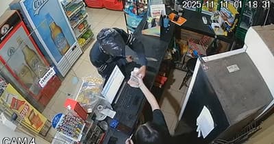 Ladrón usa una bolsa en la cabeza para asaltar con machete una bodega