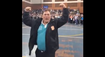 Padre celebra con euforia ingreso de hijo a la universidad