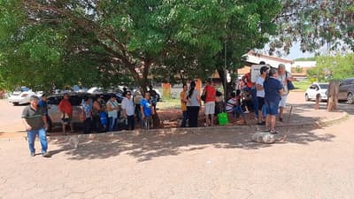 Largas filas y sofocante calor para sacar turnos en Clínicas