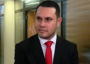 Corte suspende matrícula de abogado de Hernán Rivas