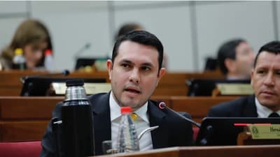 Juez exige a fiscala presentar investigación sobre supuesto título falso del senador Hernán Rivas