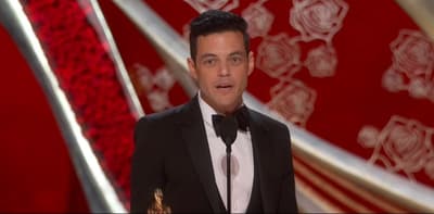 Intérprete de Freddie Mercury cae de escenario tras recibir su Oscar