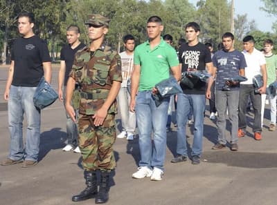 Proponen ley para incluir a menores en el servicio militar