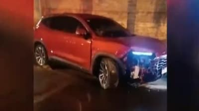 Coronel ebrio choca vehículos estacionados y es detenido