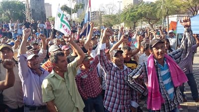 Forcejeos y tensión entre policías y campesinos
