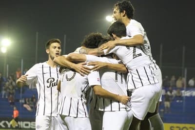 Libertad gana y sigue en la lucha por el campeonato