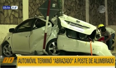 Impactante choque: Automóvil termina “abrazado” a poste