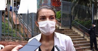 Médica afirma que será imputada tras encadenarse al portón de Mburuvicha Róga