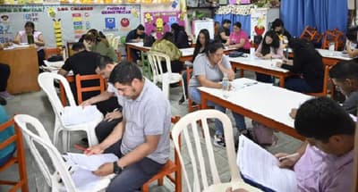 Faltan pupitres en concurso docente: Ministro se excusa
