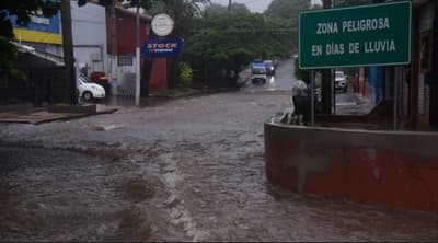 Temporal provoca inundaciones, rescates y autos atrapados en Asunción y Central