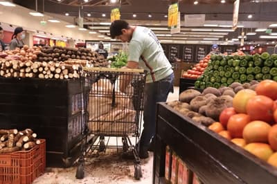 Dólar cae 22% pero precios no bajan: Capasu y Conacom explican las causas