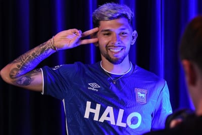 Julio Enciso vuelve a la Premier League y firma con Ipswich Town hasta 2031