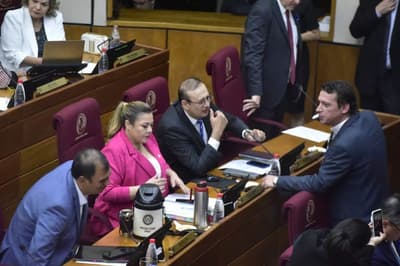 Senado aprueba aumento salarial para personal de blanco en Clínicas