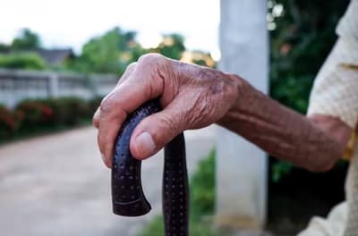 Adultos mayores de 65 a 71 años quedan fuera de la pensión este año