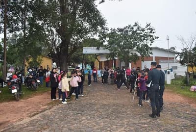 Padres toman escuela en San Estanislao por reclamo al MEC