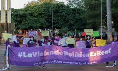 Conversatorio en Plaza Uruguaya con políticas y parlamentarias