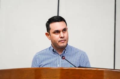 Fiscalía mantiene cargos contra Rivas por título fraudulento