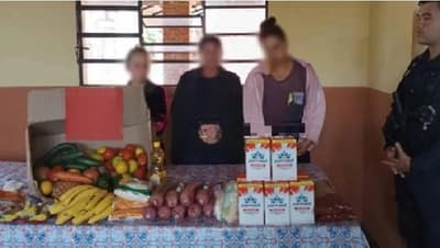Cocineras caen con comida escolar en sus bolsos
