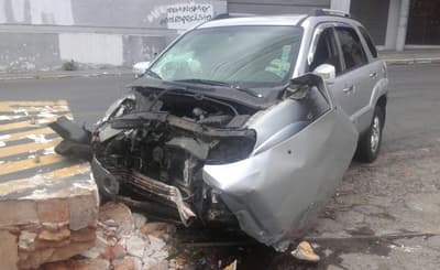 Conductor ebrio pasa luz roja y ocasiona accidente