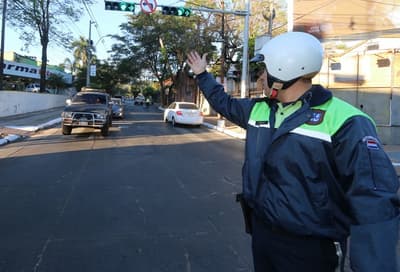 Agente de tránsito comercializa cepos de forma irregular