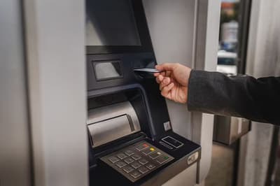 Salarios públicos absorben casi 60% de los ingresos tributarios