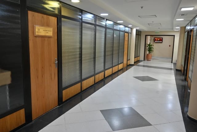 Senadores usan pasadizos internos para esquivar a la prensa