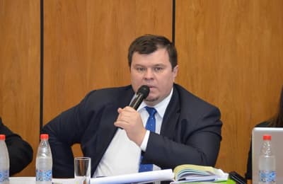 Senador Amarilla causa controversia con mensajes violentos