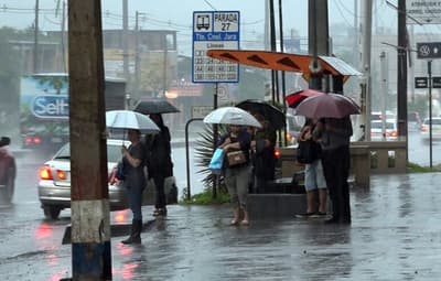 Jueves caluroso con lluvias y tormentas
