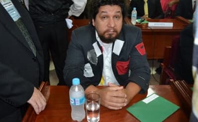 Kelembú asegura que puede destruir señales de tránsito