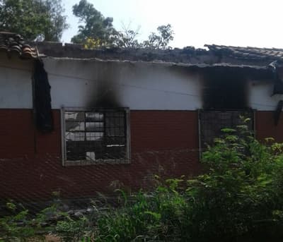 Incendio consume aula de un colegio