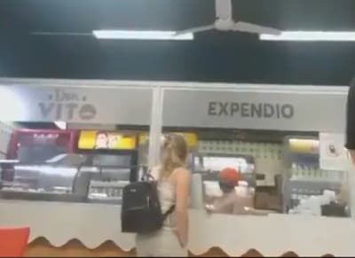 Captan a mujer maltratando a una trabajadora