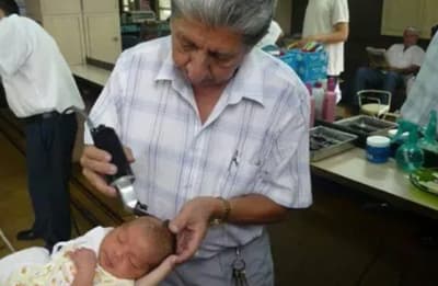 Adiós a don Clemente, el emblemático peluquero de bebés