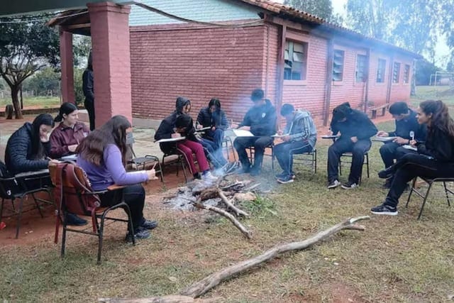 Estudiantes dan clases al aire libre en pleno frío por falta de aulas seguras