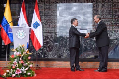 Entregan la llave de la ciudad de Asunción a mandatario colombiano