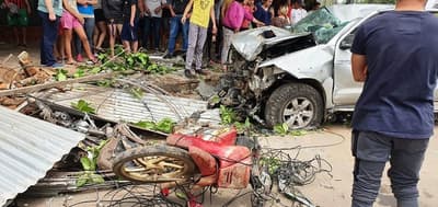 Conductor pierde el control de vehículo y arrolla a tres personas