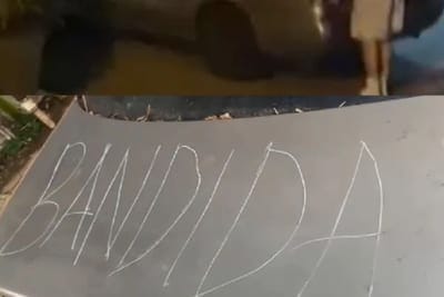 Rayó el auto de su expareja con frases como: “Bandida”
